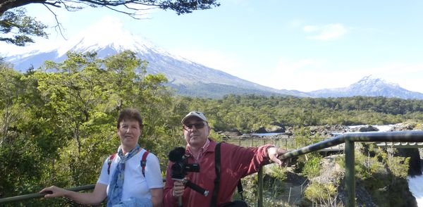 Helga und Horst Bast im Nationalpark Vicente Perez Rosales in der Region Los Lagos. Helga und Horst Bast im Nationalpark Vicente Perez Rosales in der Region Los Lagos. Im Hintergrund die Vulkane Osorno und Tronador.