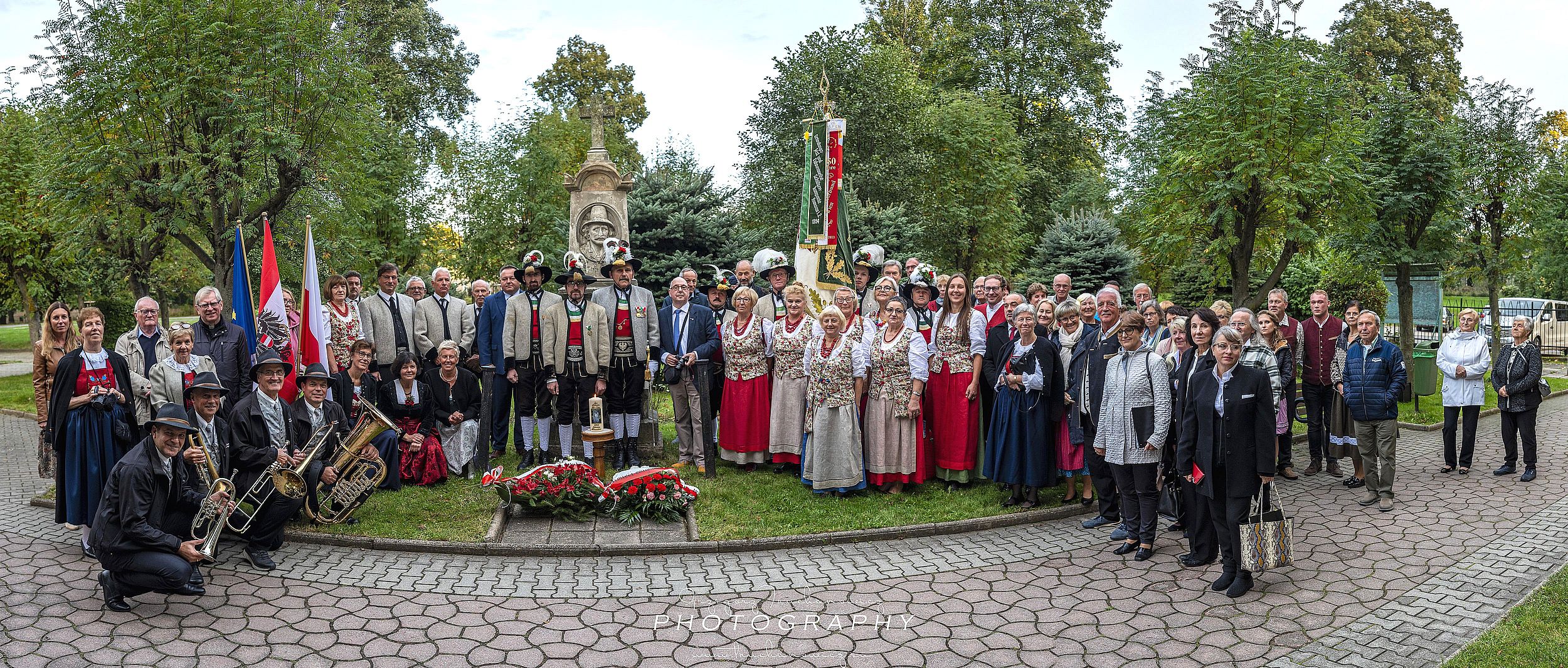 Alle Gäste vor dem Fleidl Denkmal - Foto Grzegorz Truchanowicz